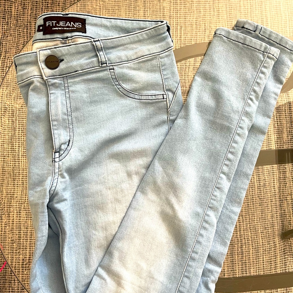 Fit jeans skinny jeans in light wash.